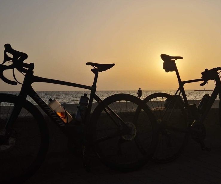 Sykler i solnedgang